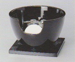 ■茶道具　遠赤外線　炭型電気ヒーター式 風炉　　　陶製　紅鉢風炉　黒　YU-408-3P　　　※ 3Pタイプ：［強/弱/切］切替スイッチ付　 分類 【 遠赤外線　放射　電気炭　使用 】------------------------------------------------・ 電気炭には［裏流］，［表流］の二種類ございますので、　 どちらかをご指定下さい。 作者 ヤマキ電器株式会社 特徴 【 炭型ヒーターの特徴 】・炭おこしの準備が不要で大変便利です。 ・残り火や一酸化炭素中毒の心配も無く安全です。 ・火の使用できない公共施設で使えます。 ・炭を使うよりはるかに経済的です。 さらに【 遠赤外線放射電気炭の特徴 】・ 遠赤外線放射電気炭ですので、　　通常の電熱器より熱効率もよく、　　経済的にご使用頂けます。 ・ 発熱体をセラミックスの中に埋め込んでいますので、　　水が掛かっても断線の心配は無く、　　安心してご使用頂けます。 ・ 発熱体が露出しておりませんので、　　感電の危険はありません。 ・ お香を電気炭表面で焚くことが出来ます　（お香を焚く場合は、銀葉をご使用下さい）。 寸法 径28.5cm、　高さ17.0cm。 備考 電気炭，敷板，まえかわらけ付。定格 100V/500W-----------------------------------------------2Pタイプ：強弱切替スイッチ無し3Pタイプ：強弱切替スイッチ付(200W/500W)------------------------------------------------・電気炭には　［入/切（2P）タイプ］，［強/弱/切（3P）タイプ］　がございます、※3Pタイプの場合、［強］・・・湯沸し，［弱］・・・保温　としてご使用いただけます。 取扱品：茶道具　茶碗　美術工芸品　陶磁器　和の器　酒盃　抹茶　他創業1946年 / 茶道具販売　卸売・小売部門　知事賞 受賞：佐藤大観堂 ■トップページに戻り、他の作品を見る　