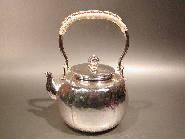 茶器 茶道具 銀瓶阿古陀（あこだ）型 湯沸 銀仕上秀峰堂作 化粧箱入 新品。