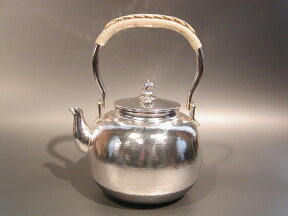 茶器・茶道具銀瓶　丸型 湯沸銀仕上秀峰堂作、化粧箱入　新品。