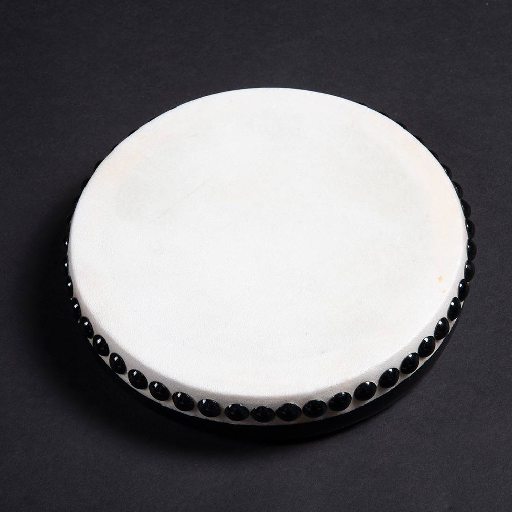 商品内容 エイサーに欠かせない小型の太鼓 「パーランクー」です。 踊りながら、振り回し、バチで打ちます。 幼稚園、保育園児や小学校低学年は こちらの方が持ちやすいです。 黒色のパーランクー！ 通常とは異なる胴色を使う事で舞台が 華やかになること間違いなしです。 サイズ:直径18cm 重さ:約370g バチ1本付き 注意事項 ※パーランクーの革は 化学薬品や漂白剤を一切使用しない 自然のなめし方をおこなっております。 その為、パーランクーの革は真っ白ではなく、 色のばらつきがございます。