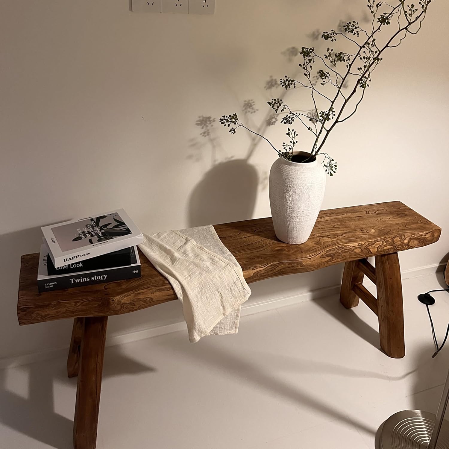 ファームハウス屋内無垢材リビングルームダイニングベンチ、ナチュラルエッジの狭いベンチ、寝室のベッドの ...