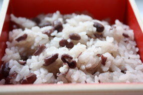 赤飯(解凍)と赤飯容器セット【賞味期限、発送日を含む4日】【お食い初め】【こどもの日】【端午の節句】【内祝い】