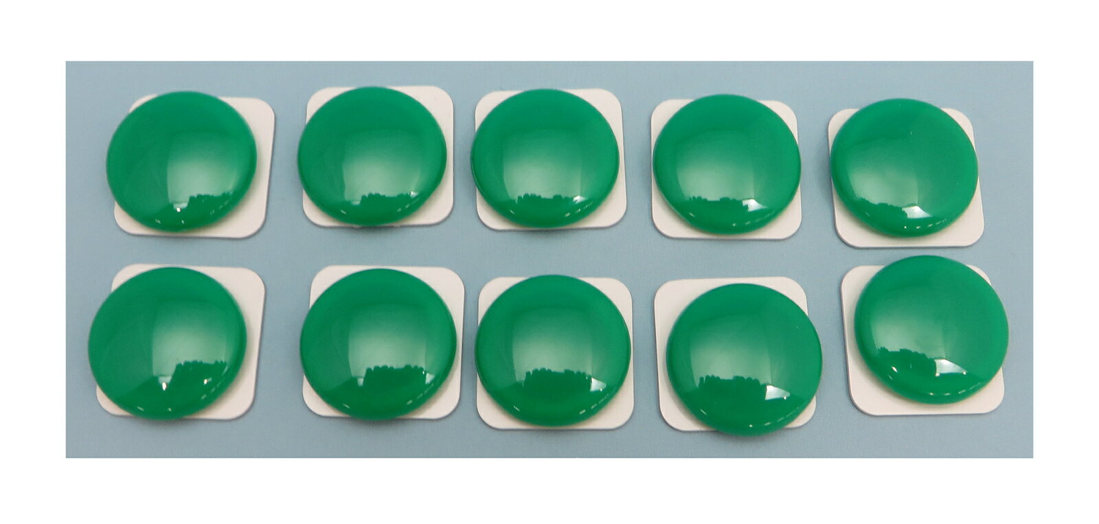 平滑面にマグネットが留められる 何度も貼って剥がせる Qタックスチール マグネットボタン(緑）　10個セット QTS-30G 30mm角