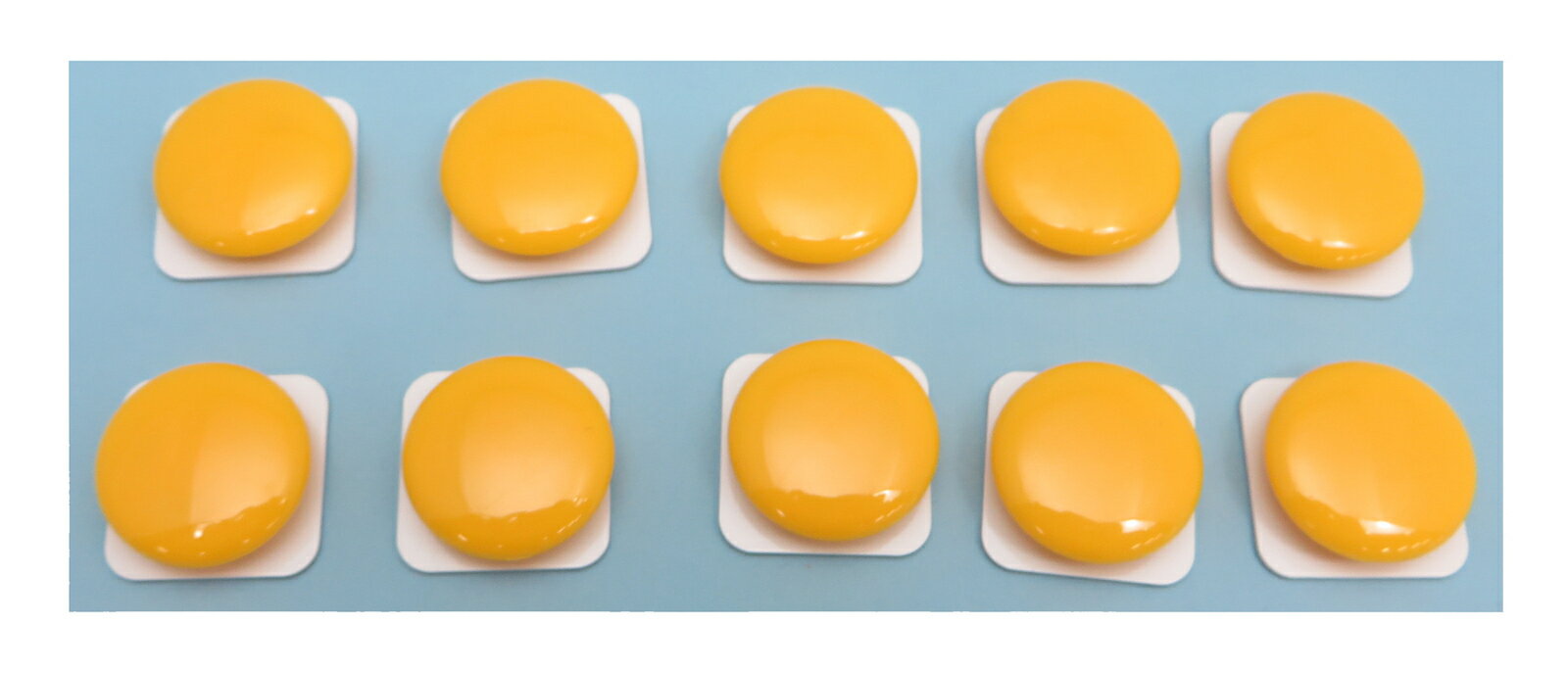 商品情報商品名Qタックスチール マグネットボタンセット(黄）品番QTS-30Yサイズ【Qタックスチール】厚1mm×30mm×30mm【マグネットボタン】厚11mm×直径30mm（正円）内容量Qタックスチール×10個マグネットボタン×10個材...