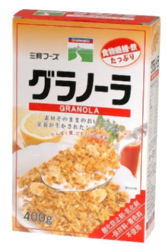 ■容量：400g■原材料：オーツ麦、小麦粉、植物油脂、砂糖、小麦胚芽、アーモンド、ココナッツ、白ゴマ、蜂蜜 、クルミ、食塩■賞味期限：製造日より365日■保存方法：＊直射日光や高温、多湿の場所は避けて保存してください。 F■配送方法：常温☆グラノーラとは、堅果類と穀物類を加工したシリアル食品です。アメリカでは、栄養バランスが良く、手間の かからない朝食として定着しています。 ☆グラノーラには良質の素材がたっぷりです。 オーツ麦・・・エンバクを原料としているため、食物繊維、たんぱく質、鉄、ビタミンB1などが含まれています。 小麦胚芽・・・製粉する前の小麦からとった胚芽。ビタミンE・B1・B2なども含まれています。 アーモンド・・・脂質やたんぱく質のほか、カルシウムや鉄、カリウム、ビタミンB2・Eなどが含まれています。 クルミ・・・脂質やたんぱく質、中でも必須アミノ酸であるトリプトファンが含まれています。 ココナッツ・・・ココヤシというヤシの果実。脂質とカリウムが含まれ、風味付けに最適です。 ☆砂糖は三温糖、食塩は粗精塩を使用しています。 ☆保存料や防腐剤は使用しておりません。（分類：加工食品/嗜好品/シリアル）※JANコード：4974434300707 ※手配商品のため、メーカーの在庫状況によっては欠品となる場合があります。 また、手配商品につきましては、ご注文後のキャンセルはできませんのでご了承ください。