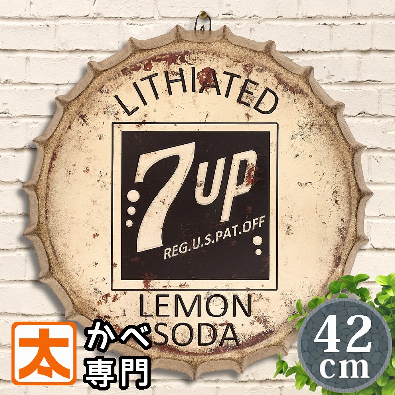 ブリキ看板bc42eu 7up セブンアップ ポスター 絵 壁掛け インテリア雑貨 金属アートパネル レモンスカッシュ 純喫茶 bar イラスト 絵画 オーナメント アメリカン雑貨 プレート 部屋 おしゃれなな 部屋 モダン 個性的 昭和レトロ風 白黒 モノクロ 円形 王冠型 約40cmのサムネイル