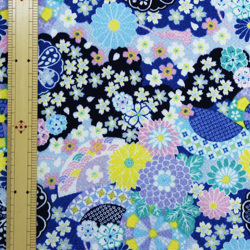 樂天商城 - レーヨンちりめんプリント　菊桜古裂文様　青　65cm幅