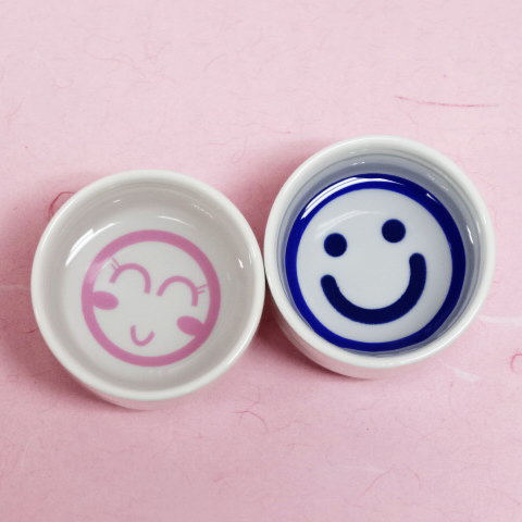 【ペアギフト】『酒器』(^ー^)「ニコッ♪」と笑ったピーススマイルのペア盃(さかずき)ニコマークお猪口(ちょこ)のペアギフトプチギフト、景品、粗品、内祝いバレンタイン・ホワイトデーのプレゼント用に♪結婚記念日、母の日、父の日に