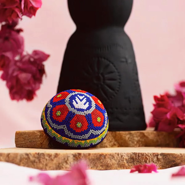 【正規品クラセアスール】メスカル プレミアムテキーラ『 クラセ・アスール ドゥランゴ 750ml白箱入 』陶器ボトルボトルキャップはウイチョル 族の伝統工芸であるビーズアートドゥランゴ州で自生する野生のセニソ・アガベを使用 インスタ映え