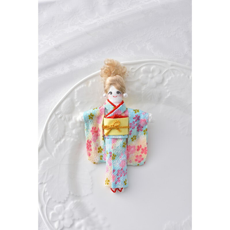 人形BODY用のドレスキットが新登場！ お好みのドレスキットを選んで可愛いお人形を作りましょう。 縫わずに簡単に作る事が出来るので、初心者の方にもオススメの商品です！ 作ったお人形を鞄などに付けてお洒落に飾りましょう♪ ※人形BODY（NB-1）・ドールヘア（CM-200&#12316;203、250&#12316;253）はキットに含まれません。 ※顔を描くのにフェイスシート（NB-100）があると便利です。 ※使用材料は若干変わる事がございます。 【キット内容】 ちりめん、ブロード生地、レース、赤紐、金紐、パールビーズ 【用意するもの】 人形BODY（NB-1）、お好みのドールヘア、はさみ、ものさし、ボンド、両面テープ（1cm巾・0.5cm巾）、チーク、黒ペン/赤ペン（ゲルインキ極細タイプ） 品番/型番NB-17サイズ約縦10.5×横9cm（ドレスのみ）ホビータイム約40分〜