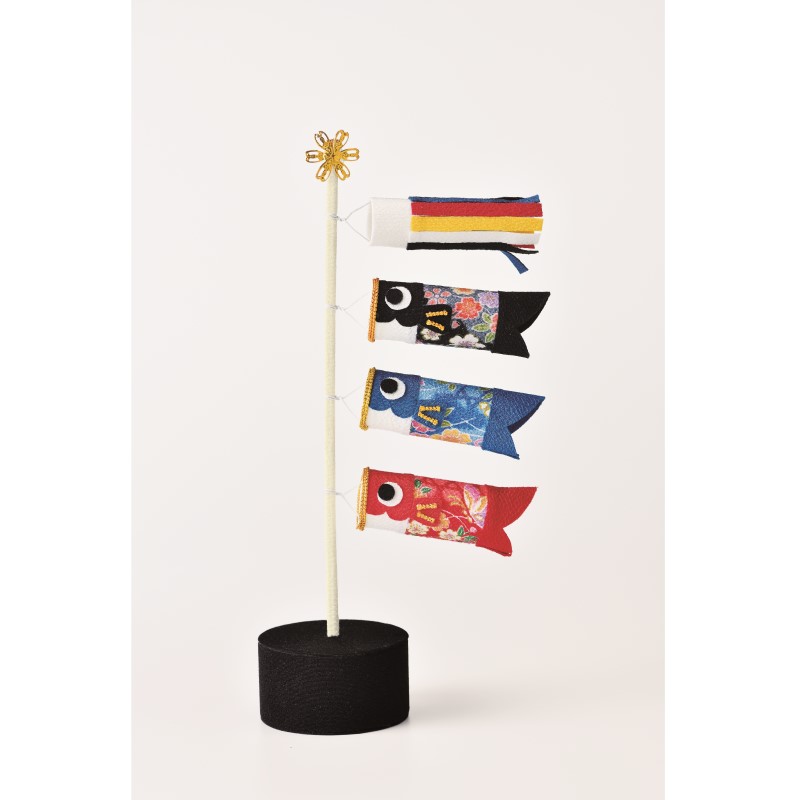 2022年度端午の節句の新商品！ 針・糸不要で縫わずに作れる端午の置き物。 子どもの健康と立身出世を願って飾りましょう！ どこにでも置ける程よいサイズ感がオススメです。 ※使用材料は若干変わる事がございます。 【キット内容】 ちりめん、スチロール棒、金紐、座金、ワイヤー太（緑）、ワイヤー細（白）、ペレット、紙管、ボール紙 【用意するもの】 はさみ、両面テープ、ボンド、ものさし、目打ち、カッター、ペンチ、ニッパー、セロハンテープ 品番/型番LH-178サイズ約縦32.5cm×幅15cmホビータイム約4時間〜別売品