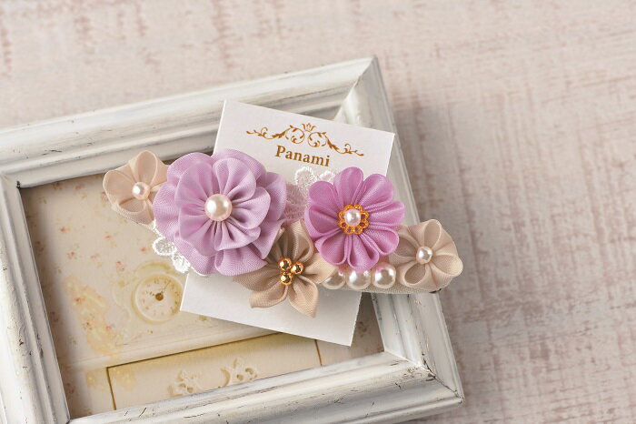 つまみ細工シリーズに新商品が追加になりました!(^^)! 今回は“透け素材を楽しむアンティークつまみ細工”です。 キュプラ生地とは…薄くて透けるほどの透明感が特徴の生地です。薄いため作業がしやすく、つまみ細工に最適！　　　 透けるほど薄い「キュプラ生地」を使って、洋風なつまみ細工を楽しみましょう(^^♪ ※台紙はキットには含まれません。 　　　　　　　　　　　　 【キット内容】 つまみ細工用キュプラ生地・コットン生地・花型レース・パールビーズ・金ビーズ・座金・バレッタ金具・白ボール紙 【用意するもの】 ツマミッコ、はさみ、ものさし、ボンド、両面テープ、チャコペン、ペンチ、ニッパー 品番/型番LH-482サイズ約縦4cm×横8.5cmホビータイム約180分〜