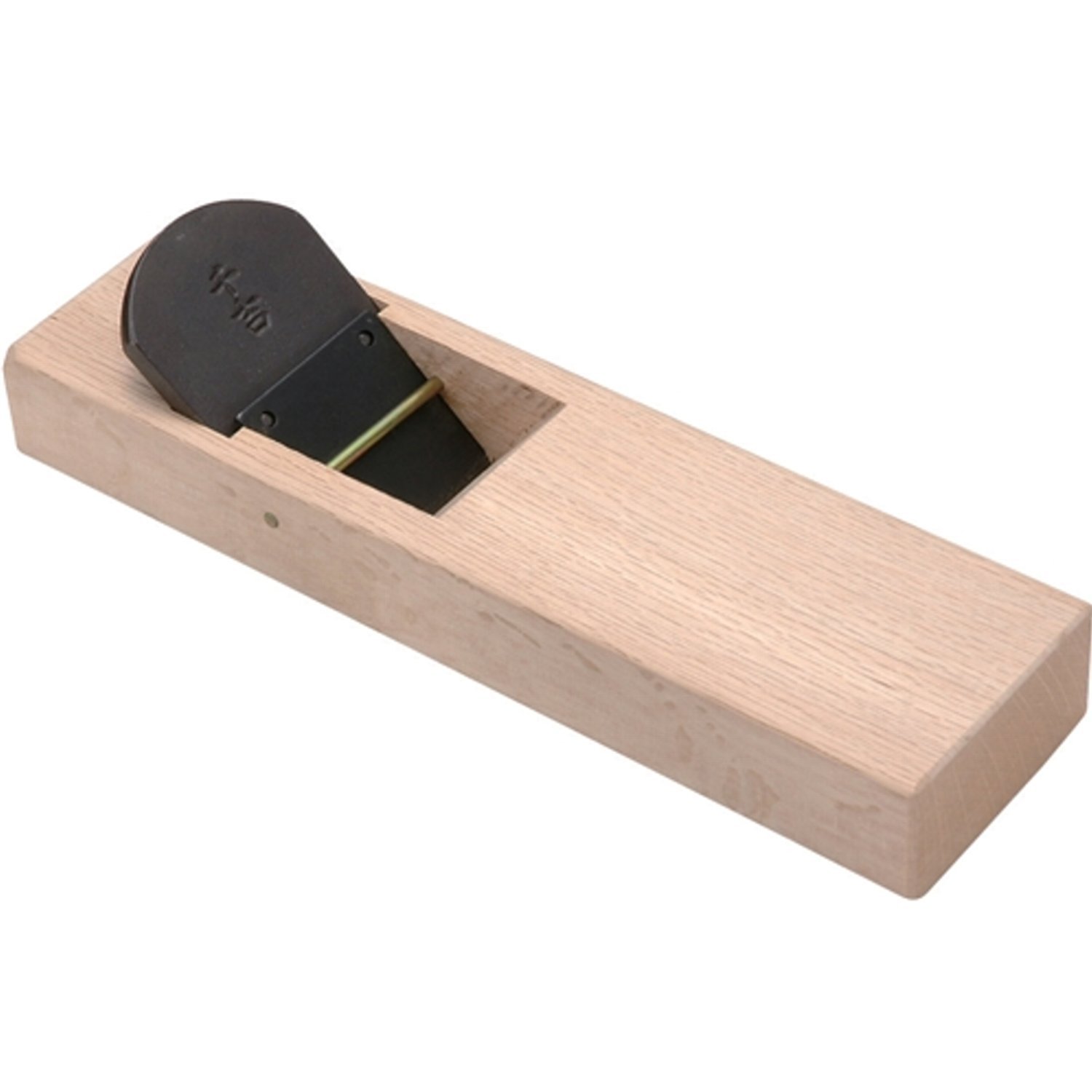 木材表面の削り加工作業に最適な「替刃式鉋 58MM」は、藤原産業の高品質な大工道具です。この製品は、特許取得のワンタッチ替刃機構を搭載しており、簡単に刃を交換できます。そのため、刃研ぎの手間が不要で、常にシャープな切れ味を維持できるのが特徴です。【商品説明】主に木材表面の削り加工作業に活用することができ、特に木工愛好家やプロの大工にとって必需品となるでしょう。58mmの刃幅が、効率的に削り落とすことを可能にします。また、耐久性も考慮されているため、長期間利用できます。刃物なので、取り扱いには充分注意する必要があります。使用前には、刃先に亀裂がないことを必ず確認し、異物が材料に含まれている場合は取り除いてから使用してください。また、カンナ身の刃部を叩かないようにしましょう。本製品は、奥行5.5cm、高さ26cm、幅7.2cmのコンパクトなサイズで、持ち運びもしやすく、作業現場でも便利です。【主な特徴】・ワンタッチ替刃（特許）で簡単に刃を交換可能。・刃研ぎが不要で、常にプロの切れ味を確保。・58mmの刃幅で効率的な削り加工が可能。・取り扱い注意の明記により、安全に使用できます。・コンパクトなサイズで持ち運びやすい。【商品仕様】・ブランド: 藤原産業・型番: 4977292110631・JAN: 4977292110631・性能/規格: 刃巾：58mm、替刃式・サイズ: 奥行5.5×高さ26×幅7.2cm・重量: 約860g