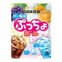 【内容量】 55g 【賞味期限】 メーカー製造日より10ケ月(未開封)です。実際にお届けする商品は、賞味期間は短くなりますのでご了承下さい。 【保存方法】 直射日光、高温多湿をおさけ下さい。 【原材料】 砂糖（国内製造）、水飴、植物性加工油脂、還元麦芽糖水飴、ゼラチン、殺菌乳酸菌飲料、デキストリン、還元澱粉糖化物、濃縮果汁（みかん、ぶどう）／酸味料、香料、乳化剤、光沢剤、着色料（カラメル、スピルリナ青、クチナシ、カロチノイド）、グリセリン、（一部に乳成分・ゼラチンを含む） 【商品説明】 センターのもちもち食感がリニューアル！ ぷっちょボールならではの外側のパリパリ感はそのままに、さらにもちもちの食感が味わえるようになりました。 噛んだ瞬間のパリッもちっの食感差が楽しいソフトキャンディです。 飲料フレーバーとして人気の高いコーラ・ソーダ味、フルーツの定番グレープ味に加え、 人気のみかん味が再登場しました。 ぷっちょボール ぷっちょ ボール ソフトキャンディ ソフトキャンデー UHA味覚糖 ぷっちょ キャンディ キャンディー キャンデー フルーツ ドリンク アソート お菓子 おかし おやつ 会社 企業 法人 企画 子ども会 子供会 学童 イベント 祭り 販促品 粗品 ノベルティ 参加賞 ばらまき アミューズメント ゲームセンター クレーンゲーム 景品 賞品 卸売り 問屋 まとめ買い まとめ売り