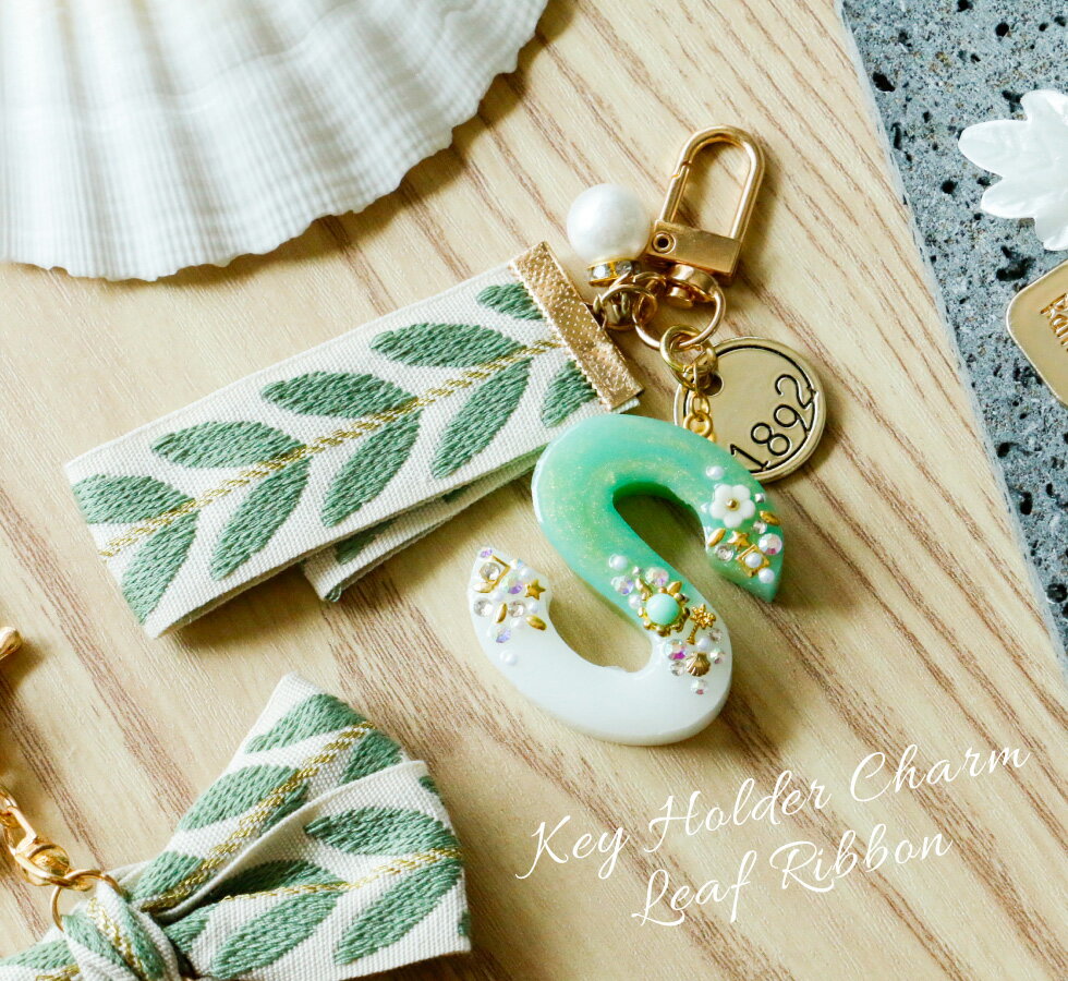 【30％OFFクーポン配布中】キーホルダー金具 リーフリボン キーホルダーチャーム ...