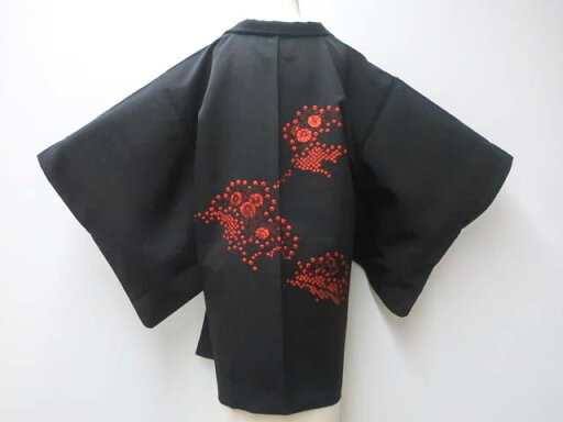 【中古】【着物】黒羽織 絞り 絵羽柄 組紐に花文 羽織り紐付き 身丈約83cm 裄丈約63cm r7z04-233【リサイクル】宝の山 【中古】【着物】黒羽織 絞り 絵羽柄 組紐に花文 羽織り紐付き 身丈約83cm 裄丈約63cm r7z04-233【リサイクル】宝の山