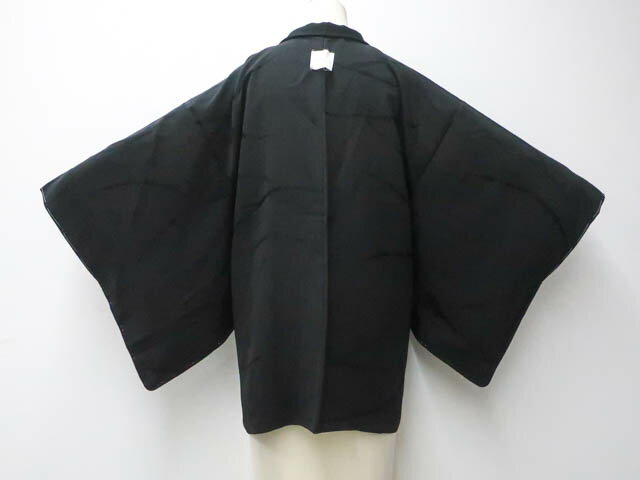 お買い物マラソンセール最大70%OFF【中古】【着物】黒羽織　雪芝地紋　しつけ付　羽織り紐別売り　身丈約76.5cm　裄丈約64cm　r7z04-250【リサイクル】宝の山