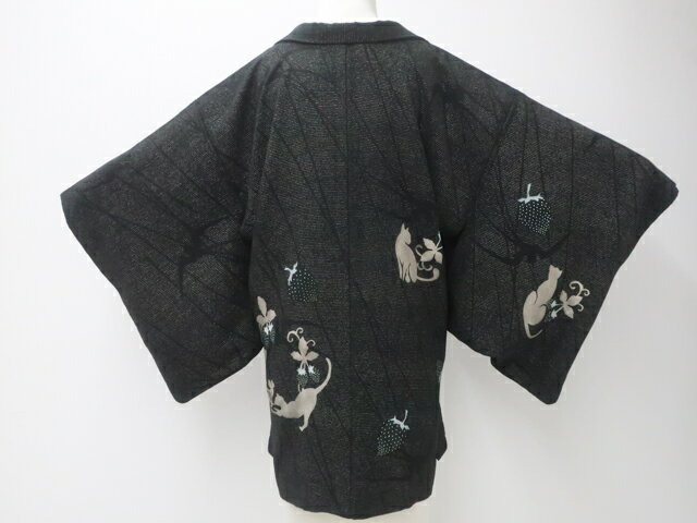 【中古】リサイクル着物 オリジナル 羽織 金通しネコに苺模様 羽織紐別売 猫 正絹 身丈約83cm 裄丈約62.5cm sok7z09-42【リサイクル】宝の山