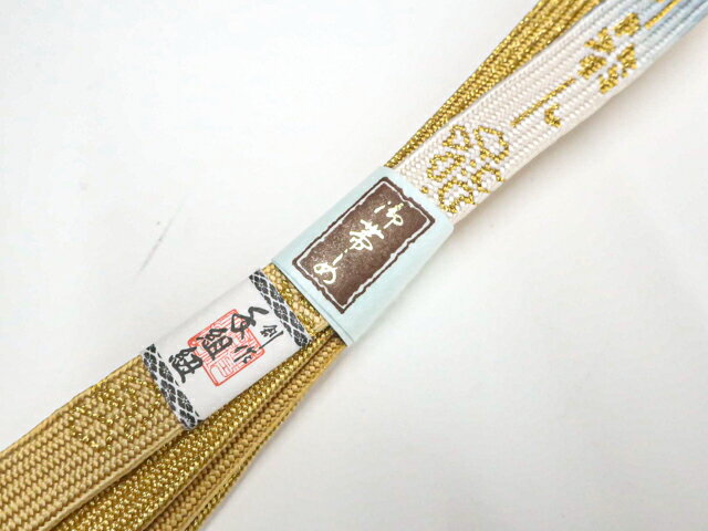 寸法　品質 地色　：黄土・青・金 素材：正絹 ■サイズ 長さ：M サイズ ◆帯締め Mサイズ・・約145cm以上◆ ◆帯締め Lサイズ・・約180cm以上◆ 　　　　　 ※リサイクル商品ですので、記載しております。 ※中古の商品だという点を御理解の上、ご入札くださいますようお願い申し上げます。 ※商品画像につきましては、パソコンの機種・モニターなどにより、現品と色の違いが出る場合があります。 ※詳細は商品画像にてご確認ください。 商品説明 リサイクル商品としては、良い状態のお品です。 日本国内から発送いたしております。 発送後は追跡番号をお知らせいたします。 スタッフによる手作業での検品採寸済み。 撮影：北川　検品：小山　画像：野阪　入力：松田 【検索キーワード】 中古 リサイクル着物 着物 kimono KIMONO 着付け教室 お茶会 初心者着物 正絹 木綿 絽 単衣 袷 カジュアル フォーマル 七五三 お宮参り 結婚式 お食事会 ショッピング お出かけ 破格 お値打ち 和服 帯 和装小物 20代 30代 40代 50代 60代 70代【仕立て上がり 和服 アウトレット リサイクル着物 通販 リサイクル着物 宝の山 逸品 上質 1点物 きもの】和装小物 帯締め 高麗組 撚房 手組 金糸 未使用品 美品 帯締 r7w10-1853