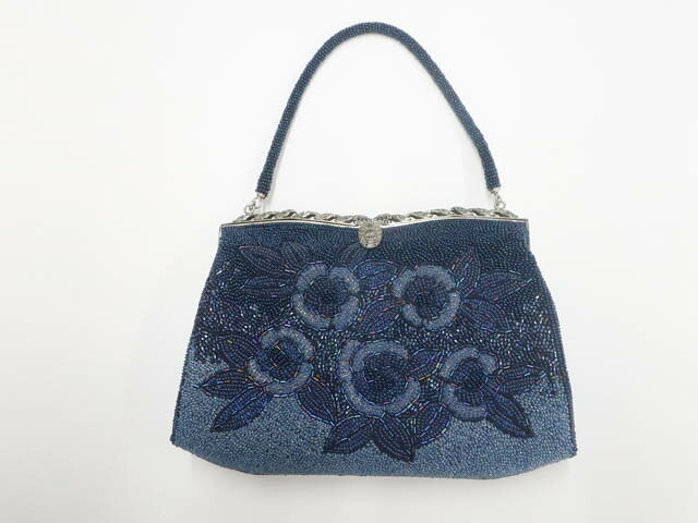 【サイズ・素材・お色】 バッグ 横　：約21cm 縦　：約13cm マチ：約3.5cm 地色：紺 (1枚目の画像が近いお色かと思われます) 素材：ビーズ 【商品状態】 汚れ:金具汚れ、中薄汚れがございますが、リサイクル商品としては綺麗な状態のお品物です。 ランク:B その他: 【ランク説明】 N:新品・未使用品 S:未使用品に近い A:目立った傷や汚れはなく大変良い状態 B:多少の汚れありますが、着用可能 C:傷や汚れが見える部分にありますが、着用は可能 D:状態が悪くリメイク品やジャンク品としてお使いください。 【お読みください】 ※中古品だという点を御理解の上、ご入札ください ※商品画像は、パソコンの機種・モニターなどにより現品と色の違いが出る場合があります。 ※詳細は商品画像にてご確認ください。 ※日本国内から発送いたしております。 ※発送後は追跡番号をお知らせいたします。 ※スタッフによる手作業での検品採寸済み。 撮影：藤好　検品：小山　画像：森脇　入力：野阪 【検索キーワード】 中古 リサイクル着物 着物 kimono KIMONO 着付け教室 お茶会 初心者着物 正絹 木綿 絽 単衣 袷 カジュアル フォーマル 七五三 お宮参り 結婚式 お食事会 ショッピング お出かけ 破格 お値打ち 和服 帯 和装小物 20代 30代 40代 50代 60代 70代【仕立て上がり 和服 アウトレット リサイクル着物 通販 リサイクル着物 宝の山 逸品 上質 1点物 きもの】和装小物 ビーズバッグ 花 kyo7w11-1778