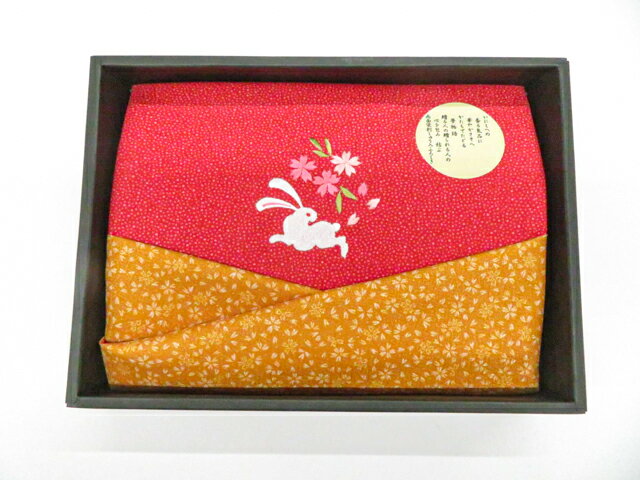 【サイズ・素材・お色】 サイズ：約70cm×約70cm 地色：黄土|赤 (1枚目の画像が近いお色かと思われます) 素材：ポリエステル 【商品状態】 汚れ:なし。 ランク:N その他: 【ランク説明】 N:新品・未使用品 S:未使用品に近い A:目立った傷や汚れはなく大変良い状態 B:多少の汚れありますが、着用可能 C:傷や汚れが見える部分にありますが、着用は可能 D:状態が悪くリメイク品やジャンク品としてお使いください。 【お読みください】 ※中古品だという点を御理解の上、ご入札ください ※商品画像は、パソコンの機種・モニターなどにより現品と色の違いが出る場合があります。 ※詳細は商品画像にてご確認ください。 ※日本国内から発送いたしております。 ※発送後は追跡番号をお知らせいたします。 ※スタッフによる手作業での検品採寸済み。 撮影：小山 検品：小山 画像：野阪 入力：森脇 【検索キーワード】 中古 リサイクル着物 着物 kimono KIMONO 着付け教室 お茶会 初心者着物 正絹 木綿 絽 単衣 袷 カジュアル フォーマル 七五三 お宮参り 結婚式 お食事会 ショッピング お出かけ 破格 お値打ち 和服 帯 和装小物 20代 30代 40代 50代 60代 70代【仕立て上がり 和服 アウトレット リサイクル着物 通販 リサイクル着物 宝の山 逸品 上質 1点物 きもの】和装小物 和雑貨 風呂敷 未使用品 うさぎ 刺繍 両面 箱入り 美品 kyo7w12-2000