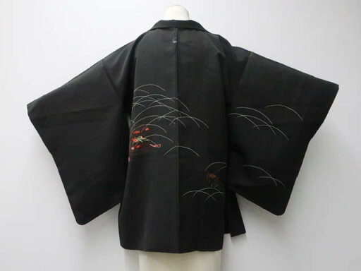 【中古】【着物】 羽織 黒羽織 縫い紋 相良刺繍 古典柄 羽織紐付き 身丈約78cm 裄丈約63cm kyo7z04-86【リサイクル】宝の山 【中古】【着物】 羽織 黒羽織 縫い紋 相良刺繍 古典柄 羽織紐付き 身丈約78cm 裄丈約63cm kyo7z04-86【リサイクル】宝の山