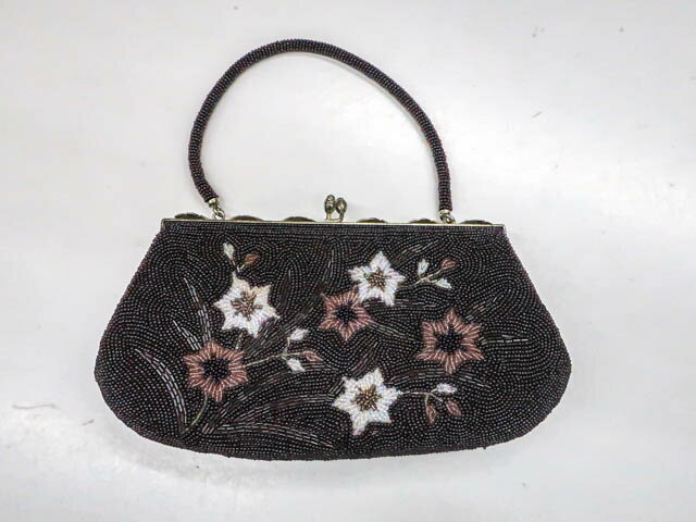 寸法　品質 ■サイズ 横　：約24cm 縦　：約12cm マチ：約3cm 色　：くすみ紫色 素材：ビーズ ※リサイクル商品ですので、記載しております。 ※中古の商品だという点を御理解の上、ご入札くださいますようお願い申し上げます。 ※商品画像につきましては、パソコンの機種・モニターなどにより、現品と色の違いが出る場合があります。 ※詳細は商品画像にてご確認ください。 商品説明 リサイクル商品ですので、中に薄いシミ、金具に薄汚れがございますがご使用頂けると存じます。 撮影：北川 検品：小山 画像：野阪 入力：森脇【仕立て上がり 和服 アウトレット リサイクル着物 通販 リサイクル着物 宝の山 逸品 上質 1点物 きもの】【着物】 和装小物 ビーズバッグ 花文 kyo7w05-314