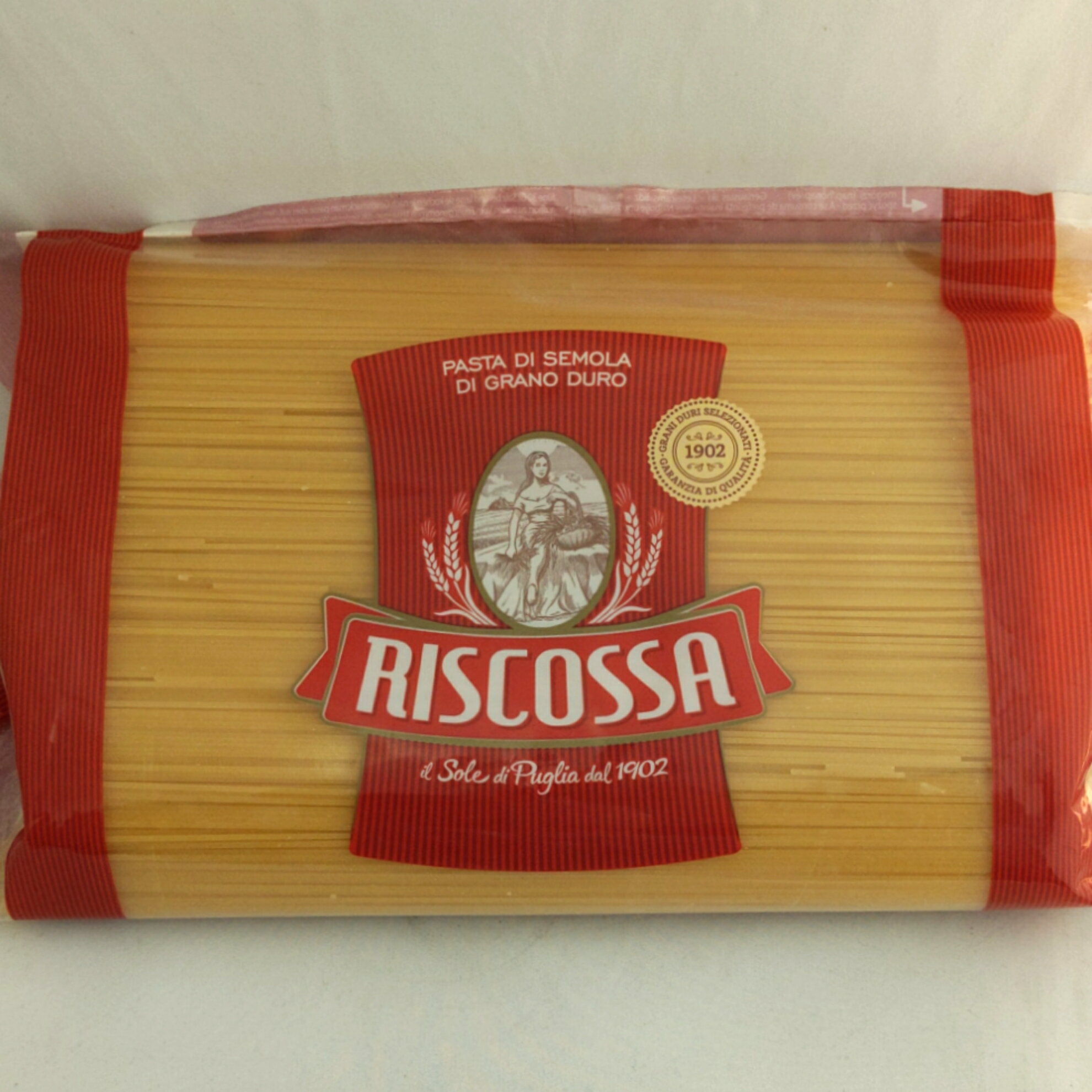 品名リスコッサ スパゲッティーニ（1.4mm）原材料名デュラム小麦セモリナ内容量3kg原産国（地域）イタリア保存方法直射日光・高温多湿を避けて常温で保存してください。ケース購入時入数5袋商品特徴「リスコッサ スパゲッティーニ」は、カラーの鮮やかさが特徴のパスタです。 蛋白質とグルテンの割合が高く、不純物の少ない分パスタのカラーがより鮮やかなのが特徴。製造工程においては長年の伝統と技術で安定した品質とハイグレードな商品作りを可能にしました。調理方法標準茹で時間6分