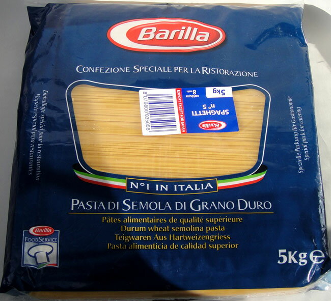 茹で時間が短いため、最近レストランで注目されている1.4mm。 細めでもバリラのスパゲッティなら美味しいアルデンテが作れます。 どんなソースにも合わせやすい万能パスタです。 品名：Barilla スパゲッティ no.3 (1.4mm) 内容量：5kg 原産国：イタリア産 茹で具合：標準5分 袋に小さな穴が開いておりますが、こちらはパスタを入れる際に含まれた空気を抜くための空気穴です。 商品に問題はございません。 細かな斑点はデュラム小麦のセモリナに由来するもので品質には問題ございません。