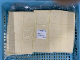 【 糸島とうふ 】【 業務用 】 ブロック 豆腐 （4kg）を 3個セットでお届けします。豆腐 九州 福岡 製造 輸入大豆　※形は歪となっています。