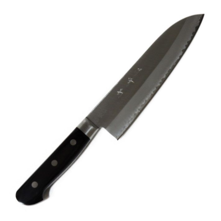 ●サイズ 　・刃渡り：約180mm 　・全　長：約305mm ●仕様 　・構造：スウェーデン鋼鍛造 割込（ステンレス外層） 　・形状：三徳型 　・積層黒合板柄、口金付 ●用途 　肉・魚・野菜に対応する万能型（三徳包丁） ●特長 　1．全長は同等、柄が短めのバランス設計 　　・刃渡り180mmながら全長305mmと、標準三徳（約300mm）とほぼ同サイズ。 　　・刃をやや長く、柄を短めにすることで、全体の取り回しを損なわずに切り幅を広げた設計です。 　2．操作性と安定感を両立 　　・柄が短い分、重心が手元寄りにあり、長めの刃でも重さを感じにくく、バランスの取れた操作感です。 　　・刃先のコントロールがしやすく、プロも家庭も扱いやすい万能タイプです。 　3．扱いやすい「やや長めの三徳」 　　・通常の三徳より切り幅に余裕があり、キャベツや大根などの大きな野菜を切る際にもストロークが安定。 　　・一方で全長は変わらないため、収納・取り回しも従来通りです。 ●大阪・堺の老舗刃物メーカー「笠原刃物」が手掛ける、堺清高ブランドの三徳包丁です。 芯材には高純度スウェーデン鋼を使用し、熟練職人による本鍛造仕上げ。 外層をステンレスで挟み込んだ割込構造により、鋭い切れ味とサビにくさを両立しています。 刃渡り180mmの三徳型は、肉・魚・野菜に幅広く対応できる万能タイプです。 ●スウェーデン鋼の特長 　・不純物が極めて少なく、金属組織が緻密で均一。 　・鋭い切れ味が長持ちし、刃こぼれしにくい。 　・耐食性に優れ、サビにくく衛生的。 　・硬度と粘りのバランスが良く、研ぎやすい。