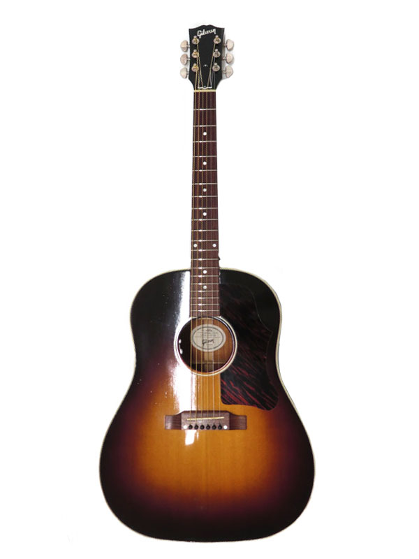 【Gibson】ギブソン『E.アコースティックギター』J-45 STANDARD 2017年製 エレアコギター 1週間保証【中古】 名　称 E.アコースティックギター 型　番 J-45 STANDARD 年　式 2017年製 種　類 エレアコギター 材　質 ボディトップ：スプルース ボディサイド・バック：マホガニー ネック：マホガニー フィンガーボード：ローズウッド ピックアップ：L.R.Baggs Element 重　量 約1.98kg ギャランティー なし 付属品 オリジナルハードケース 保証期間 1週間保証 ランク B 品 状　態 【ネック】：ストレート 【フレット】：残り7割程度 【トラスロッド】：余裕あり 【ナット幅】：約44.3mm ボディなどにキズ、スレ、打痕が多数見られます。 付属のハードケースにキズ・劣化・外装破れが見られます。 弦高は12フレット上で6弦側が約3.0mm、1弦側が約2.6mmです。 その他、プレイヤーズコンディションには特に目立った問題はありません。