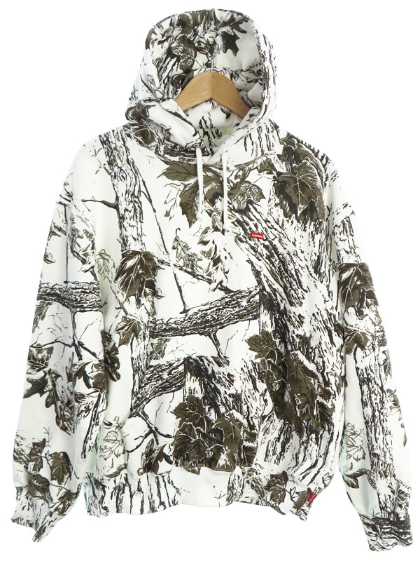 【Supreme】シュプリーム『Small Box Hooded Sweatshirt リアルツリー スノーカモ sizeMedium』24SS メンズ スウェットプルオーバーパーカー 1週間保証【中古】 名　称 Small Box Hooded Sweatshirt リアルツリー スノーカモ sizeMedium 年　式 24SS タイプ メンズ カラー ホワイト×ブラウン系 種　類 スウェットプルオーバーパーカー 材　質 綿81%、ポリエステル19% サイズ 表記サイズ:Medium 平置き(実寸)約 肩幅58cm 身幅64cm 丈65cm 袖丈58.5cm ※背面を採寸しています ※多少の誤差がある可能性があります 付属品 本体のみ(付属品なし) 保証期間 1週間保証 ランク AB品 状　態 首元フード内側やフード縁や袖口リブ部分に汚れ、所々に汚れ、スレ、裏起毛に毛羽立ち、毛玉、ヘタリがあり、全体的に若干の着用感がある商品です。 写真の5枚目は後身頃左下です。 タグに「WOOSTER 合同会社」の記載あり。 【裏起毛】