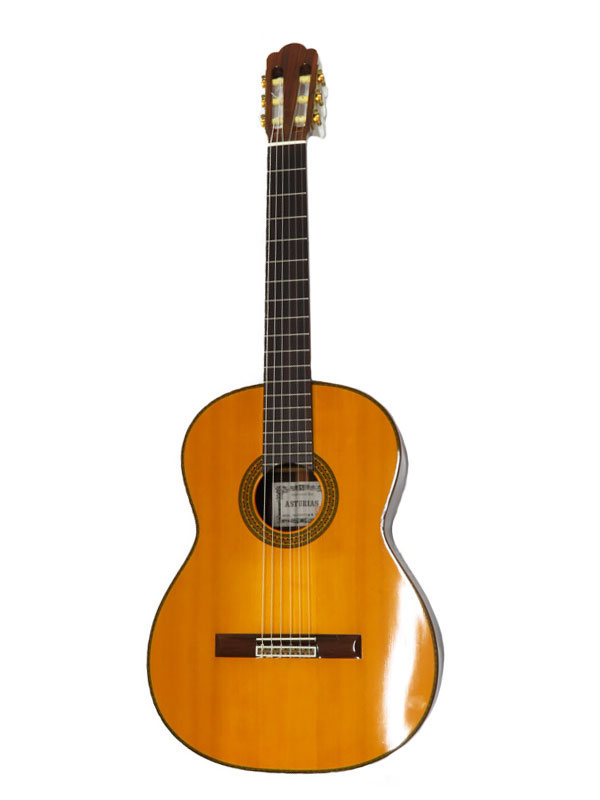 【ASTURIAS】アストリアス『クラシックギター』CUSTOM S 1999年製 1週間保証【中古】 名　称 クラシックギター 型　番 CUSTOM S 年　式 1999年製 種　類 クラシックギター 材　質 ボディトップ：松単板 サイド・バック：ローズウッド単板 ネック：マホガニー フィンガーボード：エボニー 重　量 約1.72kg ギャランティー 販売店印有 付属品 社外製ハードケース 保証期間 1週間保証 ランク AB品 状　態 【ネック】：ストレート 【フレット】：残り8割程度 【スケール】：650mm 【ナット幅】：約52.5mm ・ボディなどに小キズ、スレが見られます。 ・ボディサイドに塗装の白濁が見られます。 ・付属のハードケースに劣化、傷みが見られます。 弦高は12フレット上で、6弦側が約4.0mm、1弦側が約3.2mmです。 その他、プレイヤーズコンディションには特に目立った問題はありません。