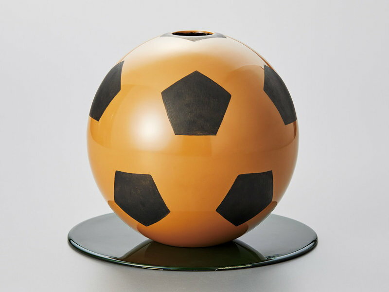 【受注生産品】沈金 サッカーボール花器 白 (花台付) 1個：本漆塗り 日本製 和風 おもてなし おしゃれ ..