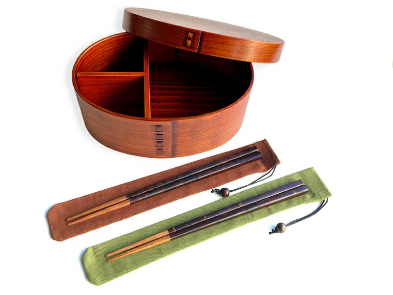 【漆器たかやすみオススメ】小判型 わっぱ弁当箱 大 (T型仕切付き)、桜皮箸・箸袋セット:木製漆塗り 曲げわっぱ弁当箱 1段 男子用 女子用 子供用 約700m...