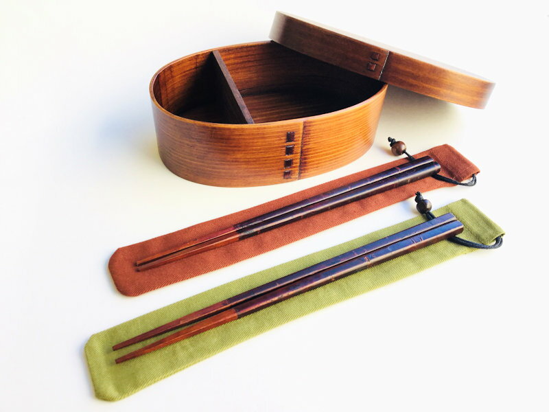 【漆器たかやすみオススメ】小判型 わっぱ弁当箱 中 (I型仕切付き)、桜皮箸・箸袋セット:木製漆塗り 曲げわっぱ弁当箱 1段 男子用 女子用 子供用 約550m...