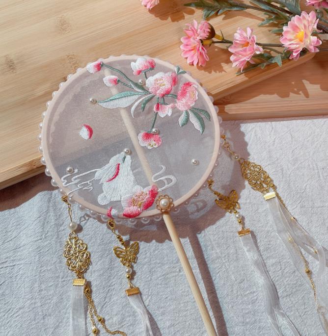 子供扇子単面お嬢様風ハロウィン扇子団扇コスプレ 可愛いお姫様夏暑い涼しい雑貨手作り扇宮殿扇子古典舞踊扇子 ふあふあファー きれい片面飾り扇子せんす漢服古風扇子刺繍踊りダンス扇子長い柄 ウサギ柄のサムネイル