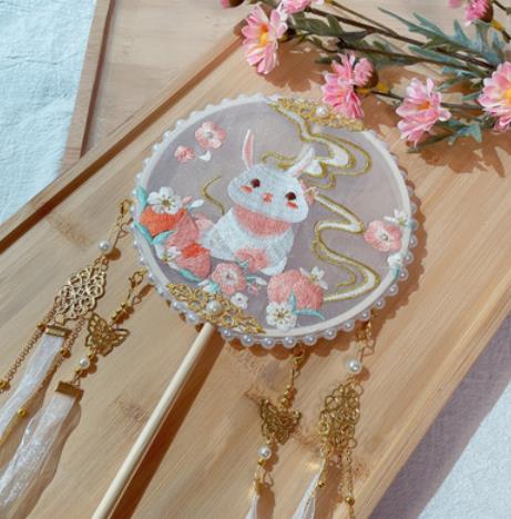 子供扇子単面お嬢様風ハロウィン扇子団扇コスプレ 可愛いお姫様夏暑い涼しい雑貨手作り扇宮殿扇子古典舞踊扇子 ふあふあファー きれい片面飾り扇子せんす漢服古風扇子刺繍踊りダンス扇子長い柄 ウサギ柄のサムネイル