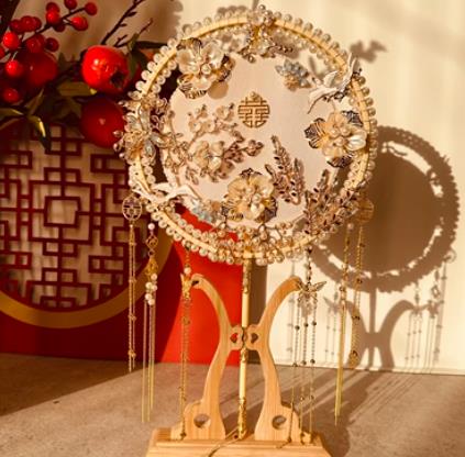 結婚喜扇秀禾扇中国式結婚式赤 シャンパン色花嫁扇子お嬢様風ハロウィン扇子団扇コスプレ 可愛いお姫様夏暑い涼しい雑貨手作り扇宮殿扇子古典舞踊扇子 ふあふあファー きれい片面飾り扇子せんす漢服古風扇子踊りダンス扇子宮扇手持ち破雲扇工芸扇長柄ハイエンドプレゼント 結婚喜扇秀禾扇中国式結婚式赤 シャンパン色花嫁扇子お嬢様風ハロウィン扇子団扇コスプレ 可愛いお姫様夏暑い涼しい雑貨手作り扇宮殿扇子古典舞踊扇子 ふあふあファー きれい片面飾り扇子せんす漢服古風扇子踊りダンス扇子宮扇手持ち破雲扇工芸扇長柄ハイエンドプレゼント
