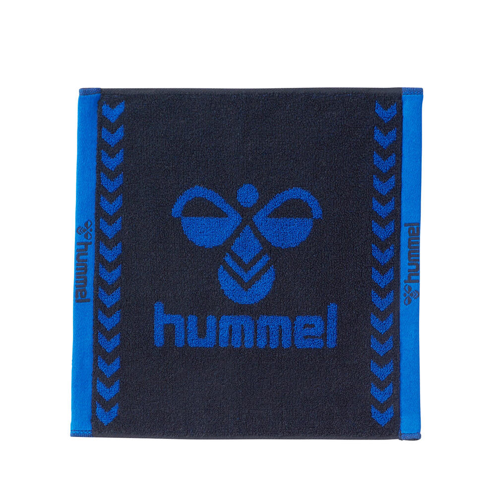 ★メーカー/販社在庫手配(納期：4-5日予定！) hummel/ヒュンメル新作アクセサリー♪ スポーツジムやスポーツクラブ・部活♪ 体育・運動会と大活躍のスポーツタオル 新入学のお祝いや誕生日ギフトにも最適♪ 素材：コットン100％ カラー：ブラック 大きさ：縦34cm×横35cm hummelロゴが大胆にデザインされた 人気のヒュンメル バスタオル 好評のスポーティーなデザイン♪ スポーツクラブやスポーツジムでの エクササイズ・ウォーキング・ランニング ストレッチ後の汗拭き用に！ 体育や部活・運動会と・・・ クラブ・学校・会社でも大活躍の♪ 入学祝いや誕生日ギフトにも最適です♪ メーカー希望小売価格はメーカーカタログに基づいて掲載しています　