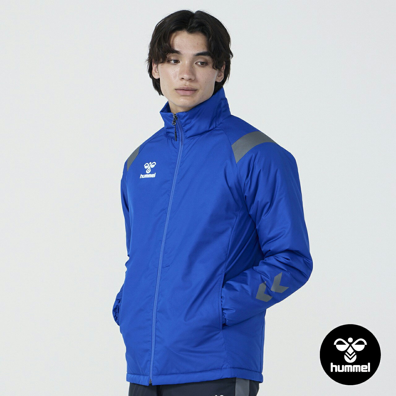 ★hummel/ヒュンメル 最新作♪ メーカー/販社在庫手配(納期：3-4日予定！) 素材： ポリエステル100％ カラー：ロイヤルブルー サイズ：S-XO2 生産地：ミャンマー スポーツシーンで活用できる ベーシックデザインのチーム対応中綿 ウォーマージャケット！ 撥水加工に加えて保温＆防風仕様で 冬場のサッカー/フットサルの練習に 屋外スポーツの待機中にかかせない♪ スポーツウエアとしての快適な着心地はもちろん 近年のランニングブームで注目を集めております 注目のスポーティースタイルの一押しモデル♪ メーカー希望小売価格はメーカーカタログに基づいて掲載しています★サイズ(メンズ規格(男性用)★ 身長：S/162〜168cm M/167〜173cm L/172〜178cm O/177〜183cm XO/182〜188cm チェスト：S/86〜90cm M/90〜94cm L/94〜98cm O/98〜102cm XO/102〜106cm ウェスト：S/70〜78cm M/74〜82cm L/78〜86cm O/82〜90cm XO/86〜94cm