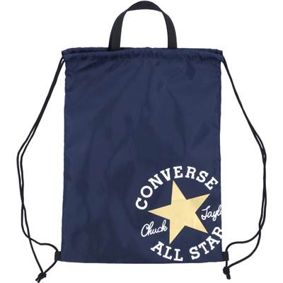 ★SS/FWシーズン発売！/コンバース新作バッグ★ メーカー/販社在庫手配(納期：4-5日予定！) CONVERSE/コンバース巾着バッグ♪ 学校用・部活用・クラブ活動に大活躍！ 素材：ポリエステル カラー：ネイビー/ゴールド 大きさ：よこ36cm×たて48cm シンプルかつおしゃれにデザインされ 持ち運びに最適なコンバース ナップサック♪ 取っても付いて背中に背負ったり、手に持ったりと 2way仕様でご愛用いただけます。 様々なシーンでお使い頂けます。 シューズや着替えなどの収納の定番アイテム！ 衣料やシューズなど多目的に収納でき便利♪ メーカー希望小売価格はメーカーサイトに基づいて掲載しています★コンバースアクセサリー＆バッグ特集★ メーカー手配の関係でお届けに約4-5日かかりますこと どうぞ宜しくお願いします。