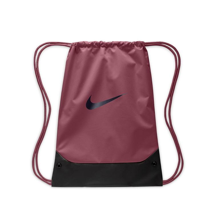 ★2026年（10/16-）新発売！/最新作★ NIKE/ナイキ新作シューズバッグ シューズ入れ/上靴入れ/通学用にも最適♪ 素材：ポリエステル100％ カラー：ピンクスモーク/黒/(グリッドアイアン) 大きさ：高さ51×横36×奥行5cm(18リットル) 巾着タイプの持ち運びにも便利な♪ シンプルでベーシックなジムサック (スポーツジムや通学用・部活用にも最適！） シューズ入れ/タオル入れ/着替え入れから 上靴/体育館シューズ・スパイク関係まで 収納いただける人気の巾着バッグです♪ 上部を開いてワークアウト用のギアを詰め込み サッと出かけられるデザイン。 二重のショルダーストラップが ドローコードの役割を果たし、 荷物を安全に収納することができます 通学・部活用〜スポーツジム・クラブ活動に 新学期/新生活に大活躍のナイキバッグ♪ ・メーカー希望小売価格はメーカーサイトに基づいて掲載していますNIKE/ナイキ新作スポーツ＆バッグ