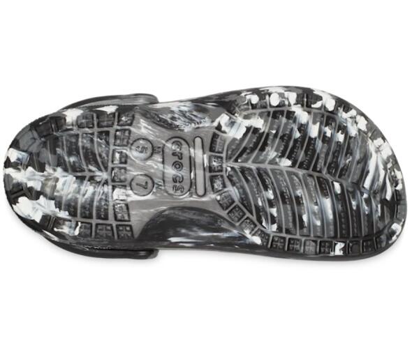 サイドにクロックスのロゴマークを切り抜いたクロックス バヤマーブルクロッグCROCS BAYA CLOG　206935-066