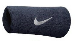 あらゆるスポーツシーンに大活躍！NIKE/ナイキ スウッシュ ダブルワイドリストバンド NNN05416OS