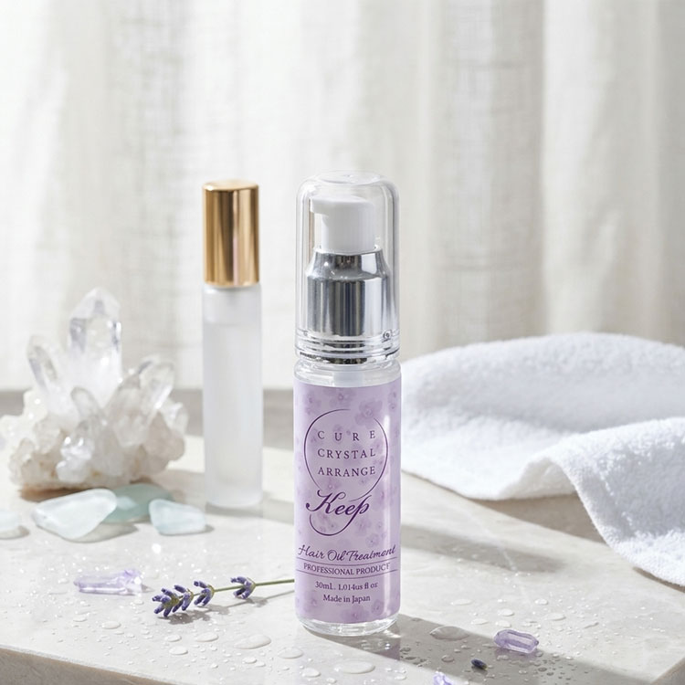 キュアクリスタル アレンジキープ 30ml■　詳細情報商品詳細 ヘアスタイル一日中キープ！乾いてる髪専用 ボタニカル ラノリン ／ ボタニカル シリコン5％配合。 毛髪表面に皮膜を作ることで、空気中の水分の毛髪内部への侵入を防ぎます。 ＊ラノリンは羊の皮脂腺から分泌される動物由来の天然油脂で 皮膚への刺激が少なく、肌になじみやすい原料です。 保湿効果に優れており、医療用としても使われています。 ≪オススメ≫ ●オイルウエットとは 髪が濡れているようなツヤ感や毛束感を作り 一日中しっとりした質感をキープ ≪効果≫ ●大人っぽくおしゃれな印象 パサつきや広がりを抑え、ダメージ毛をキレイに演出 タイトなまとめ髪やパーマの動きを強調 商品詳細 ●容量：30ml ●動物由来原料100％ （新成分：ボタニカル ラノリン、ボタニカル ジメチコン）■　※【ご購入前に必ずお読み下さい】※お肌に異常が生じていないかよく注意してご使用ください。 お肌に異常がある時、またはお肌に合わない時は、ご使用をおやめください。 体質に合わない場合は、利用を中止し医師に相談して下さい。 直射日光の当たる場所、極端に高温や低温になる場所には保管しないでください。 乳幼児の手の届かないところに保管してください。 効果・効能については、個人差がございます。 ※受注のタイミングによりましては在庫切れとなり発送の遅延、 商品がメーカー廃盤の場合はご注文をキャンセルさせていただく事もございます。 出来る限り迅速にご対応できますよう最善を尽くさせていただきますので、 どうぞ宜しくお願い申し上げます。 【ご注意】パッケージやデザインがリニューアルされたり、 内容量等が新しく変更になる場合がございますので予めご了承のうえご注文くださいませ。■　広告文責株式会社グローライズ 連絡先： 06-6951-8881 [ビューティーサポート][JAN: 4930545184001]