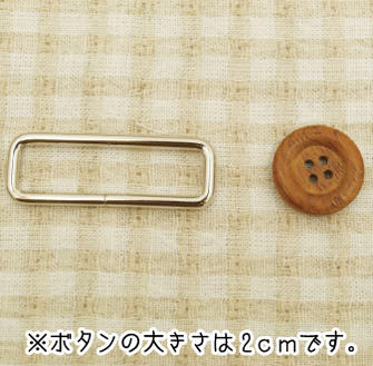 40mm巾のテープ用の角カンです。 tototo　38mm巾のアクリルテープに対応。 ◎tototo　38mm巾のアクリルテープはこちらから☆ ショルダーバッグ・トートバッグなどの 持ち手にどうぞ。 カラー：シルバー 【素材：鉄】【巾約40mm】