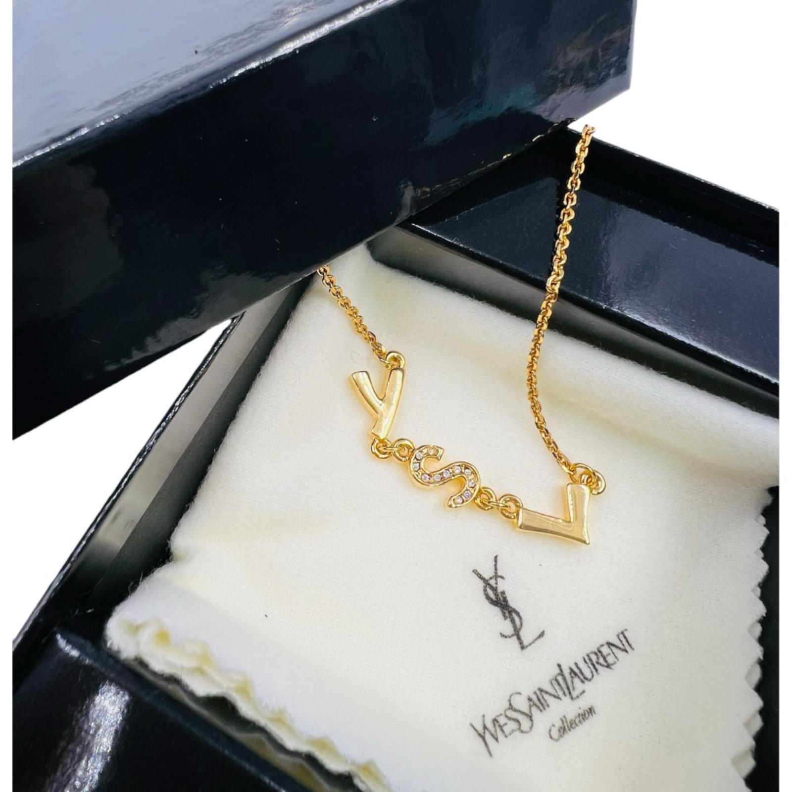 イヴ・サンローラン正規品 人気シルバーロゴプレートチャーム 