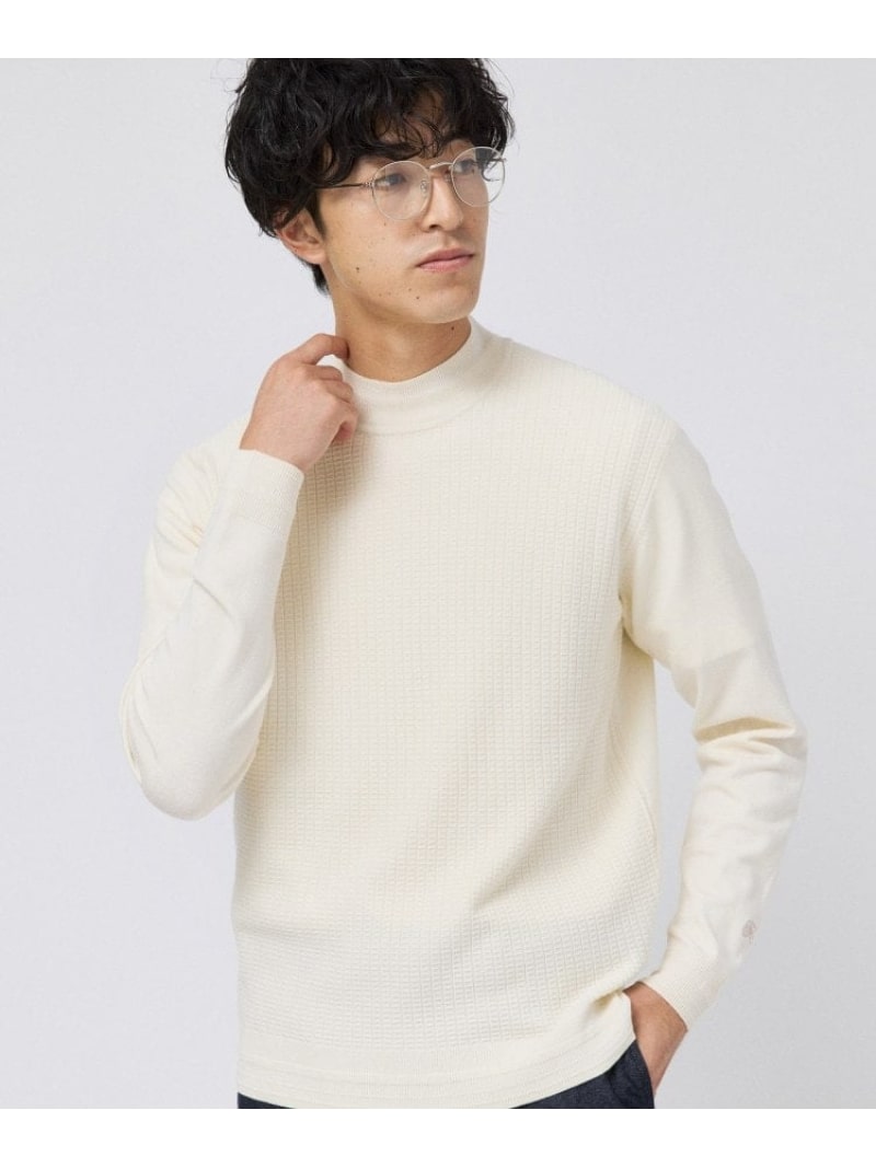 【予約商品について】 ※「先行予約販売中」「予約販売中」をご注文の際は予約商品についてをご確認ください。■重要なお知らせ※ 当店では、ギフト配送サービス及びラッピングサービスを行っておりません。ラッピング・ギフト配送について同時に複数の商品を注文された場合メーカー希望小売価格について置き配についてご利用ガイドTAKEO KIKUCHI（タケオキクチ）ハイゲージ モックネック ニット プルオーバー弾力感としっとり感のハイゲージモックネックニット【デザインポイント】弾力感のあるもっちりとした風合いと、しっとり滑らかな肌触りが魅力のモックネックプルオーバーニット。ピーチスキンのような微起毛加工を施すことで、柔らかく心地良いタッチに仕上げています。ハイゲージでしっかりと編み立てることで、上品でクリーンな表情を演出。ジャケットのインナーとしても相性が良く、カジュアルスタイルに合わせても品よくまとまる、大人の着こなしに最適な一着です。さらに家庭洗濯が可能なため、デイリーに気兼ねなく着回せるのも嬉しいポイント。一枚着からレイヤードスタイルまで幅広く活躍する、汎用性の高いニットです。※照明の関係により、実際よりも色味が違って見える場合があります。また、パソコン・スマートフォンなどの環境により、若干製品と画像のカラーが異なる場合もございます。型番：20260207017001-003-01 SU3913【採寸】●製品寸法:01(S):着丈63cm B96cm 袖丈56cm 肩幅41cm02(M):着丈65cm B102cm 袖丈58cm 肩幅43cm03(L):着丈67cm B108cm 袖丈60cm 肩幅45cm04(LL):着丈69cm B114cm 袖丈62cm 肩幅47cm備考:商品のサイズについて【商品詳細】ベトナム製素材：レーヨン70％ ポリエステル30％サイズ：01(S)、02(M)、03(L)、04(LL)手洗い可※画面上と実物では多少色具合が異なって見える場合もございます。ご了承ください。商品のカラーについて